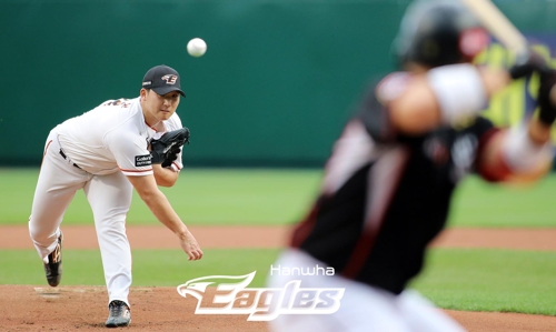 (서울=연합뉴스) 한화 이글스 우완 영건 김민우가 17일 대전 한화생명 이글스 파크에서 열린 2018 신한은행 마이카 KBO리그 kt wiz와 홈경기에 선발 등판해 역투하고 있다. 이날 김민우는 6이닝 2실점으로 호투해 984일 만에 승리를 추가했다. [한화 이글스 제공]