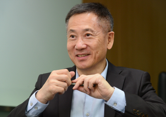 김경수 한국경제학회장은 “한국 경제에 대해 연구를 오랫동안 해오신 연구자들의 연구 내용을 스토리텔링 방식으로 지속적으로 소개해 나갈 계획”이라며 학회장으로서의 포부를 밝혔다.   신창섭 기자 bluesky@