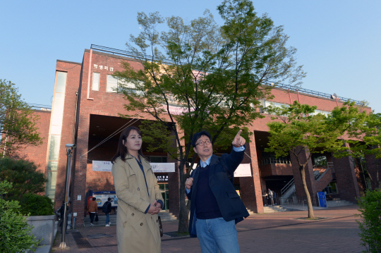 장길수(오른쪽) 감독이 영화 ‘추락하는 것은 날개가 있다’의 첫 촬영지였던 서울시립대를 최근 양경미 영화평론가와 함께 찾아 되돌아봤다. 장 감독은 극중 주인공 남녀가 캠퍼스에서 사랑을 키웠던 장면을 찍었던 것을 설명하며 감회에 젖었다.  김호웅 기자 diverkim@