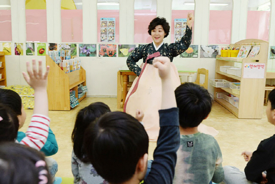 이야기할머니 사업은 ‘한 아이가 태어나면 온 동네 사람들이 키운다’는 전통적인 공동체의 아름다운 풍습을 되살리는 역할도 한다. 지난 14일 서울 용산구 상록어린이집에서 명지수 이야기할머니가 유아들과 수업을 하고 있다. 김동훈 기자 dhk@