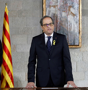 킴 토라 스페인 카탈루냐 자치정부 수반이 17일 바르셀로나의 카탈루냐 의회에서 열린 취임식에서 로헤르 토렌트 카탈루냐 자치의회 의장이 지켜보는 가운데 취임 선서를 하고 있다.  AP 연합뉴스