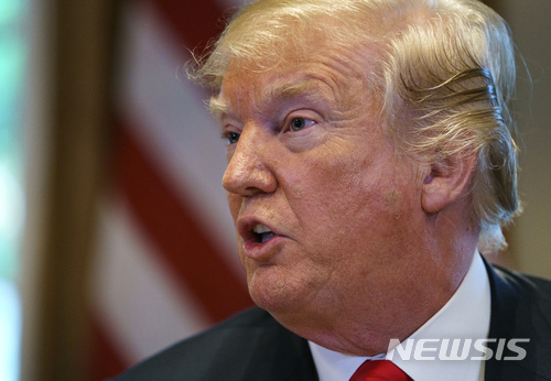 【워싱턴=AP/뉴시스】도널드 트럼프 미국 대통령이 17일(현지시간) 백악관에서 옌스 스톨텐베르크 북대서양조약기구(NATO·나토) 사무총장과 회동하고 있다. 2018.5.18.