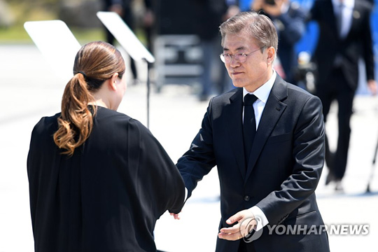 (광주=연합뉴스) 18일 오전 광주 북구 운정동 국립 5·18민주묘지에서 제37주년 5·18광주민주화운동 기념식에서 문재인 대통령이 5월 유족인 김소형씨를 위로하고 있다. 2017.5.18