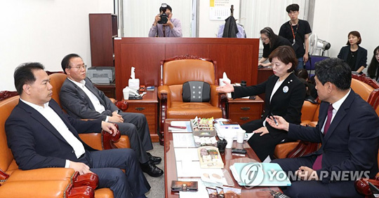 (서울=연합뉴스) 여야 4당 원내수석부대표가 18일 오후 국회 자유한국당 원내수석부대표실에서 특검법과 추경안 처리 논의를 위한 회동을 갖고 있다. 왼쪽부터 평화와 정의의 의원 모임 이용주, 자유한국당 윤재옥, 더불어민주당 진선미, 바른미래당 오신환 원내수석부대표.