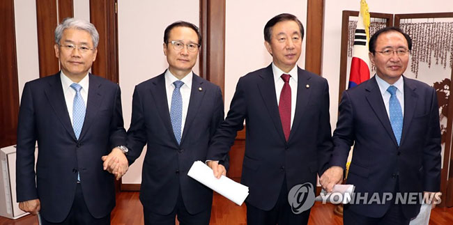 (서울=연합뉴스) 국회 교섭단체 원내대표들이 18일 밤 국회의장실에서 국회 본회의를 열기 위한 합의문을 발표하고 손을 잡고 있다. 왼쪽부터 바른미래당 김동철, 더불어민주당 홍영표, 자유한국당 김성태, 평화와정의 노회찬 원내대표.