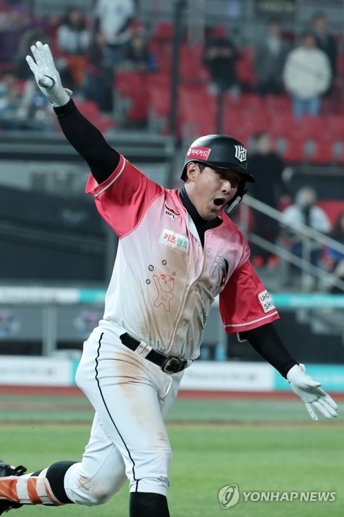 (수원=연합뉴스) 10일 오후 경기도 수원시 장안구 kt위즈파크에서 열린 ‘2018 신한은행 마이카 KBO리그’ 삼성 라이온즈와 kt 위즈의 경기. 11회말 2사 2,3루 kt 황재균이 끝내기 안타를 때린 뒤 손을 번쩍 들고 있다.