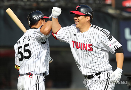 (서울=연합뉴스) 20일 오후 잠실야구장에서 열린 2018 KBO 리그 한화 대 LG 경기. 7회 말 1사 때 LG 김현수가 솔로 홈런을 친 후 기뻐하고 있다.