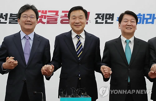 (서울=연합뉴스) 손학규 전 국민의당 상임고문이 3일 오전 국회에서 바른미래당 6·13 지방선거 중앙선거대책위원장을 수락 후 유승민(왼쪽) 공동대표, 안철수 인재영입위원장과 손을 잡은 후 기념촬영을 하고 있다.