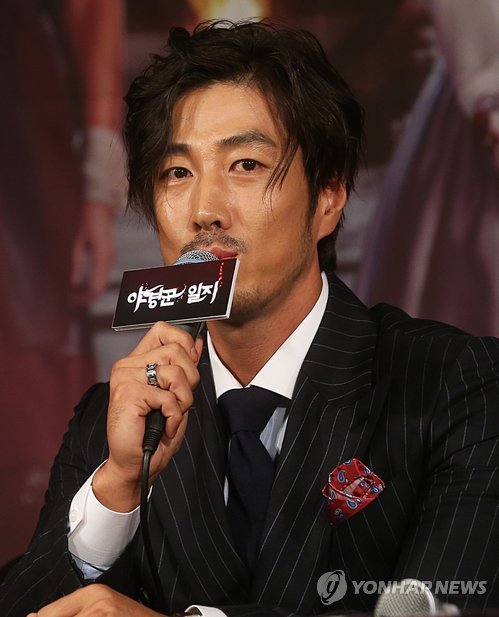 (서울=연합뉴스) 배우 윤태영이 2014년 7월 29일 오후 서울 영등포구 여의도동 63스퀘어에서 열린 MBC 월화 드라마 ‘야경꾼 일지’ 제작발표회에서 취재진의 질문에 답하고 있다.