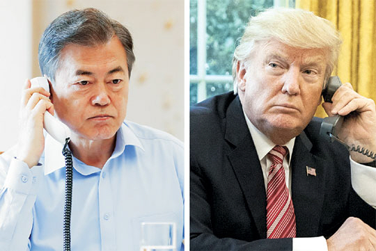 문재인 대통령이 방미를 하루 앞둔 20일 청와대 관저 소회의실에서 도널드 트럼프 미국 대통령과 통화했다고 청와대가 밝혔다.  청와대 제공·EPA연합뉴스