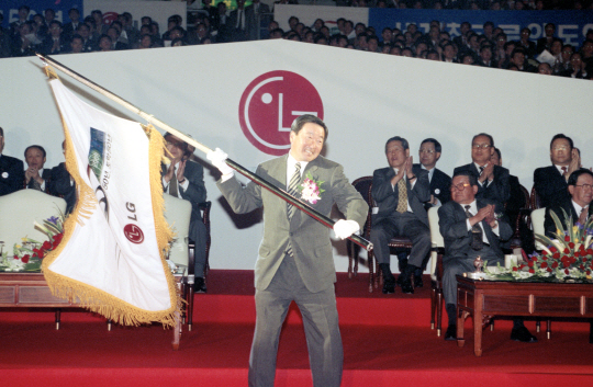 구본무 LG그룹 회장이 1997년 서울 송파구 올림픽 제1체육관에서 열린 창립 50주년 기념식에서 회사기를 흔들고 있다.