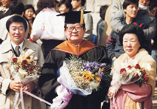 구본무 LG그룹 회장이 1986년 구자경(가운데) 명예회장, 고(故) 하정임 여사와 함께 구 명예회장의 고려대 명예 경제학박사 학위 수여식장에서 기념촬영을 하고 있다.