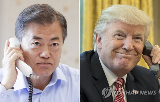 (서울=연합뉴스) 문재인 대통령이 20일 오전 청와대 관저 소회의실에서 미국 도널드 트럼프 대통령과 통화했다고 청와대가 밝혔다. 2018.5.20 [청와대 제공·EPA 자료사진=연합뉴스]