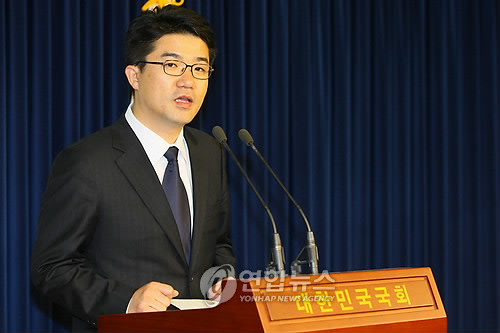 (서울=연합뉴스) 경남 양산 국회의원 재선거에 출마하는 민주당 송인배 예비후보(전 청와대 사회조정비서관)가 17일 오후 국회 정론관에서 기자회견을 하고 있다. 2009.9.17