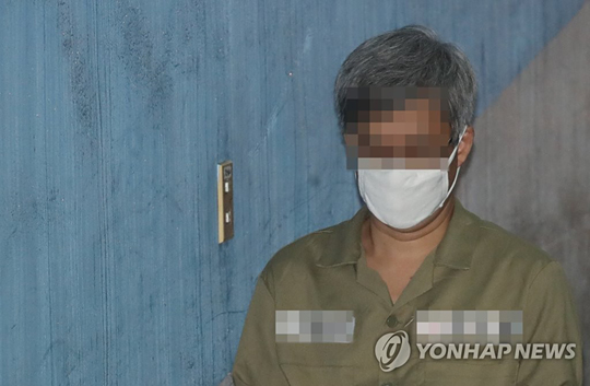 (서울=연합뉴스) 네이버 댓글 여론조작 혐의를 받는 파워블로거 ‘드루킹’ 김 모 씨가 16일 오후 서초구 서울중앙지법에서 열린 속행공판에 출석하고 있다.