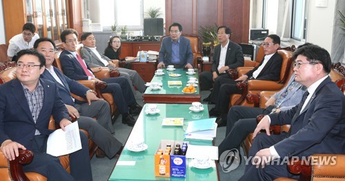 (서울=연합뉴스) 20일 오후 서울 여의도 국회에서 예산결산특별위원회 추가경정예산안등조정소위원회에 앞서 백재현 위원장과 각 당 위원들, 김용진 기획재정부 2차관 등이 의견을 나누고 있다.