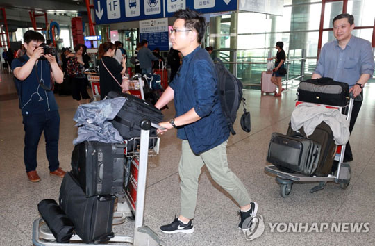 (베이징=연합뉴스) 북한 풍계리 핵실험장 폐기행사를 취재할 한국 취재진이 21일 북한이 지정한 5개국 취재진의 집결지인 중국 베이징 서우두 공항에 도착, 주중 북한대사관 주소를 확인하고 있다. 2018.5.21 [사진공동취재단]