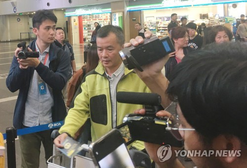 (베이징=연합뉴스) 22일 오전 중국 베이징(北京) 서우두(首都) 공항에서 북한의 풍계리 핵실험장 취재에 초청받은 외신 기자들이 고려항공 전세기를 타기위해 탑승장으로 들어가고 있다.2018.5.22