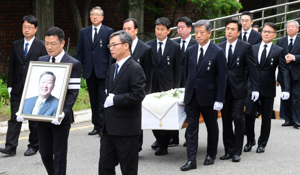 22일 오전 종로구 서울대병원 장례식장에서 열린 구본무 LG그룹 회장의 발인식에서 사위 윤관 블루런벤처스 대표가 영정을 들고 있다. 사진공동취재단 제공