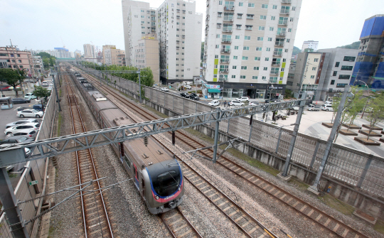 6·13 지방선거를 앞두고 ‘지하화’ 논쟁으로 뜨겁게 달아오른 경인전철이 인천 백운역 고가를 지나고 있다.