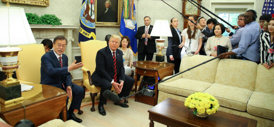 문재인 대통령과 도널드 트럼프 미국 대통령이 22일 오후(현지시간) 미국 워싱턴 백악관에서 열린 한·미 정상 단독회담에 앞서 취재진의 질문에 답하고 있다.  연합뉴스