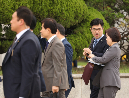 송인배(오른쪽 두 번째) 청와대 제1부속비서관이 21일 한·미 정상회담 수행을 위해 서울공항에 도착, 청와대 관계자와 대화하고 있다. 송 비서관은 댓글조작 혐의로 구속 기소된 ‘드루킹’ 김동원 씨를 네 차례 만나고 김경수 전 더불어민주당 의원을 그에게 소개해줘 논란이 커지고 있다.