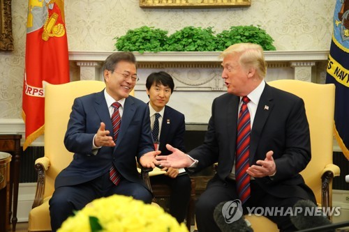 (워싱턴=연합뉴스) 미국 워싱턴 DC를 공식 실무방문 중인 문재인 대통령이 22일 오후(현지시간) 백악관 오벌오피스에서 열린 한·미 정상 단독회담에서 도널드 트럼프 미 대통령과 환담하고 있다. 양국 대통령은 판문점 선언 이후의 한반도 문제 해법과 북·미 회담에 관한 의견을 교환할 예정이다. 2018.5.23