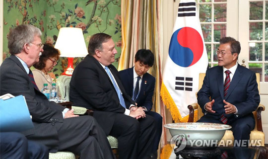 (워싱턴=연합뉴스)  문재인 대통령이 22일 오전(현지시간) 미국 워싱턴 영빈관에서 마이크 폼페이오 미국 국무장관(왼쪽 두 번째)과 존 볼턴 백악관 국가안보보좌관(왼쪽)을 만나 얘기를 나누고 있다. 2018.5.22