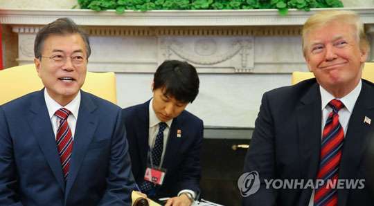 (워싱턴=연합뉴스) 문재인 대통령이 22일 오후(현지시간) 백악관 오벌오피스에서 열린 단독회담에서 발언하고 있다. 도널드 트럼프 미 대통령이 문 대통령의 발언을 통역을 통해 듣다 미소 짓고 있다.