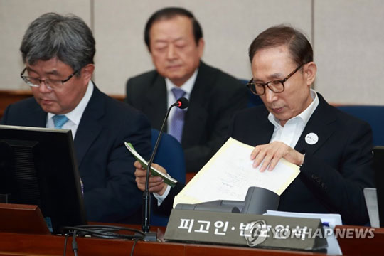 (서울=연합뉴스) 뇌물수수와 다스 횡령 등 혐의로 구속기소 된 이명박 전 대통령이 23일 오후 서울중앙지법에서 열린 첫 공판에 출석하고 있다. 2018.5.23