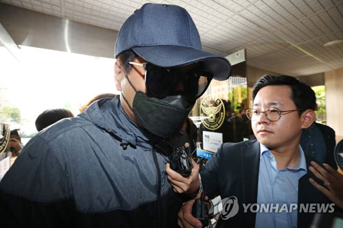 (서울=연합뉴스) 3년 전 비공개 촬영회에서 일어난 모델 성추행과 협박 사건과 관련해 모집책을 담당한 피고소인 남성이 22일 오전 경찰 조사를 받기 위해 서울 마포경찰서로 들어서고 있다. 2018.5.22