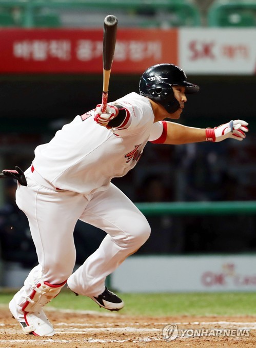 (인천=연합뉴스) 24일 인천 SK행복드림구장에서 열린 프로야구 인천 SK 와이번스와 서울 두산 베어스의 경기. 8회말 SK 공격 무사 2·3루 상황에서 SK 한동민이 우익수 앞 안타를 치고 있다. 2·3루 주자 노수광과 김성현은 홈인.