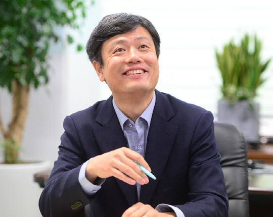 장병규 4차 산업혁명위원회 위원장이 지난 18일 서울 광화문의 위원회 사무실에서 4차 산업혁명의 개념을 설명하고 있다.  김선규 기자 ufokim@