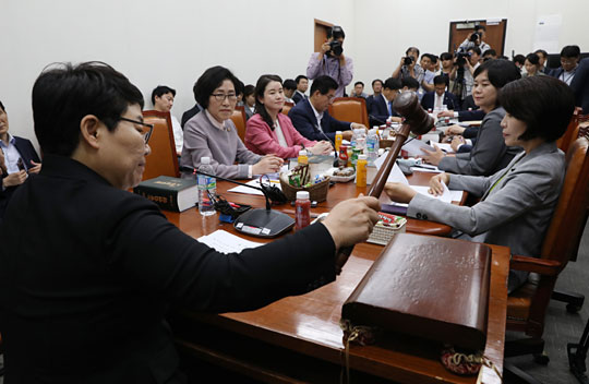 24일 서울 여의도 국회에서 열린 환경노동위원회 제3차 고용노동소위원회에서 임이자(자유한국당·왼쪽) 위원장이 개회 선언을 하고 있다. 뉴시스