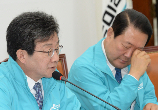 25일 오전 국회에서 열린 바른미래당 최고위원회의에서 유승민(왼쪽) 공동대표가 모두발언을 하는 동안 박주선 공동대표가 눈을 비비고 있다.