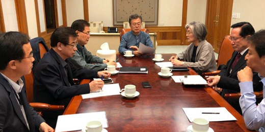 문재인 대통령, 긴급 국가안전보장회의(서울=연합뉴스) 문재인 대통령이 25일 자정 트럼프 대통령의 북미정상회담 취소 발표화 관련해 국가안전보장회의(NSC) 상임위원 긴급회의를 주재하고 있다. [청와대 제공=연합뉴스]