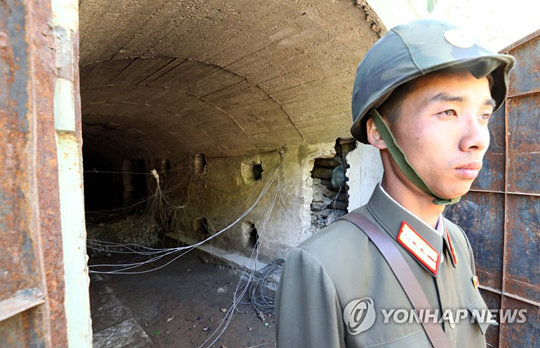 (서울=연합뉴스) 북한이 24일 함경북도 길주군 풍계리 핵실험장을 갱도 폭파 방식으로 폐기했다. 사진은 북한군이 폭발물이 설치된 3번 갱도를 지키는 모습. [사진공동취재단]