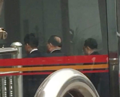 중국 베이징 공항 귀빈실을 통해 들어가는 북한 고위급 인사들.[베이징=연합뉴스]