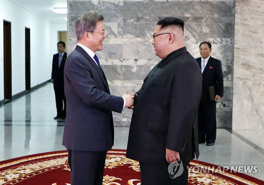 (서울=연합뉴스) 문재인 대통령과 북한 김정은 국무위원장이 26일 오후 판문점 북측 통일각에서 정상회담을 하기 앞서 악수를 하고 있다. 2018.5.26 [청와대 제공=연합뉴스]