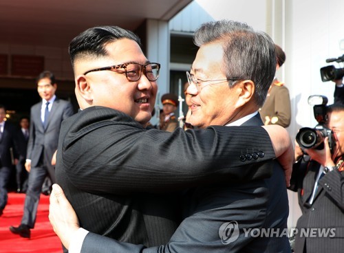 (서울=연합뉴스) 문재인 대통령과 북한 김정은 국무위원장이 26일 오후 판문점 북측 통일각에서 정상회담을 마친 후 헤어지며 포옹하고 있다. 2018.5.26 [청와대 제공=연합뉴스]