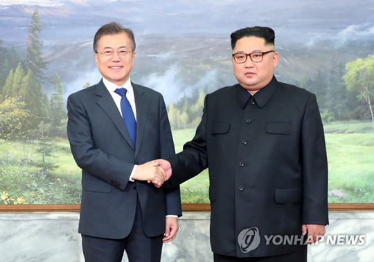 (서울=연합뉴스) 문재인 대통령과 김정은 국무위원장이 26일 오후 판문점 북측 통일각에서 정상회담을 하기 앞서 백두산 그림 앞에서 기념촬영을 하고 있다. 2018.5.26 [청와대 제공=연합뉴스]