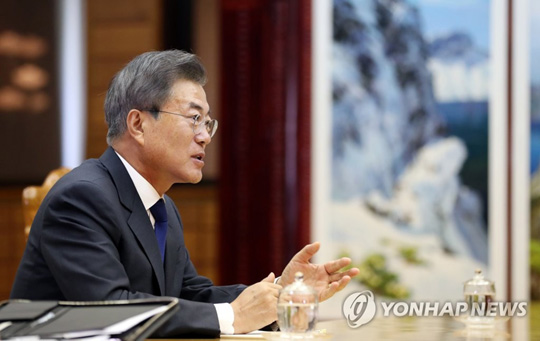 (서울=연합뉴스) 문재인 대통령이 26일 오후 판문점 북측 통일각에서 열린 제2차 남북정상회담에서 북한 김정은 국무위원장과 얘기를 나누고 있다. 2018.5.27 [청와대 제공=연합뉴스]