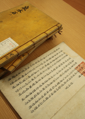 조선시대 왕실의 여인들이 즐겨 보던 낙선재본 한글 소설 ‘천수석’.  한국학중앙연구원 장서각 소장