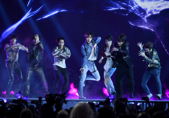 방탄소년단(BTS)이 지난 20일 미국 라스베이거스 MGM 그랜드 가든 아레나에서 열린 2018 빌보드 뮤직 어워즈에서 3집의 타이틀 곡 ‘페이크 러브’를 처음 선보이고 있다. BTS는 그로부터 8일 만에 한국 가수로는 최초로 ‘빌보드200’ 1위라는 최고의 성과를 이끌어냈다.