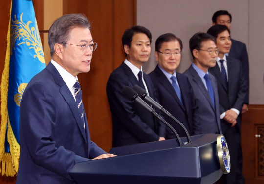 문재인 대통령이 27일 청와대 춘추관 대브리핑실에서 전날 김정은 북한 국무위원장과 가진 제2차 남북정상회담 결과를 발표하고 있다. 문 대통령 왼쪽부터 임종석 청와대 비서실장, 정의용 국가안보실장, 장하성 정책실장, 주영훈 경호처장. 연합뉴스