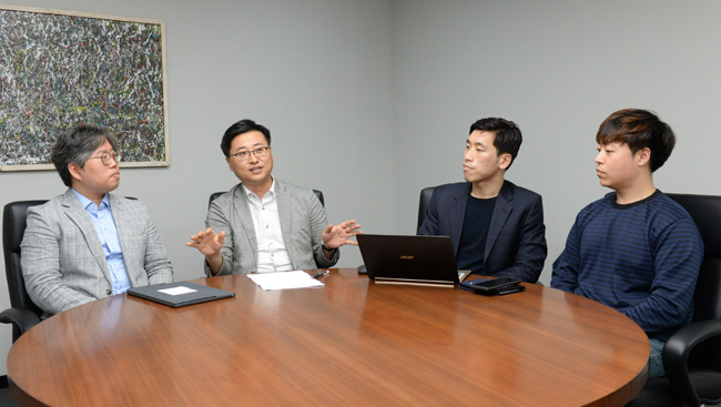 정원석(오른쪽) 하쿠 CEO 등 참석자들은 문화일보 편집국 회의실에서 열린 ‘2018 대한민국 미래 리포트’ 좌담회에서 우리 사회의 평균주의에 대한 집착이 교육, 산업 등 많은 분야에서 부작용을 낳고 있다고 지적했다.