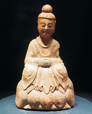 평안남도 원오리 절터에서 출토된 6세기 고구려 불상. 국립중앙박물관에 보관돼 있다.