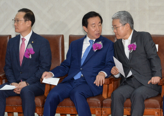 29일 오전 제70주년 국회 개원 기념식이 열린 국회의사당 로텐더홀에서 여야 원내대표들이 대화를 나누고 있다. 왼쪽부터 홍영표(더불어민주당)·김성태(자유한국당)·김동철(바른미래당) 원내대표.