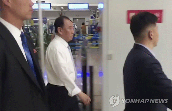 (베이징 AP=연합뉴스) 북한 김영철(가운데) 노동당 대남담당 부위원장 겸 통일전선부장이 29일 베이징 서우두 공항에 도착해 걸어가고 있다.