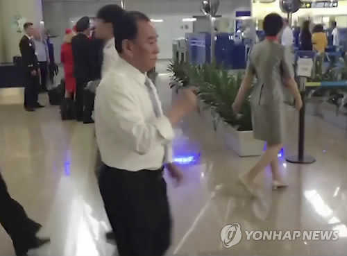 (베이징 AP=연합뉴스) 북한 김영철(가운데) 노동당 대남담당 부위원장 겸 통일전선부장이 29일 베이징 서우두 공항에 도착, 이동하고 있다. 김영철 부장은 이날 베이징을 경유해 미국으로 건너가 마이크 폼페이오 미국 국무장관과 만나 북미간 고위급 회담을 할 것으로 예상된다.
